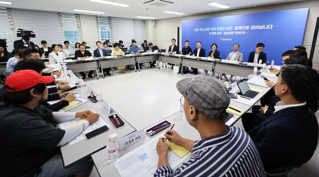 한성숙 중소벤처기업부 장관이 30일 서울 종로구 소상공인시장진흥공단 서울중부센터에서 열린 제1차 소상공인 릴레이 간담회에서 발언을 하고 있다. /뉴시스
