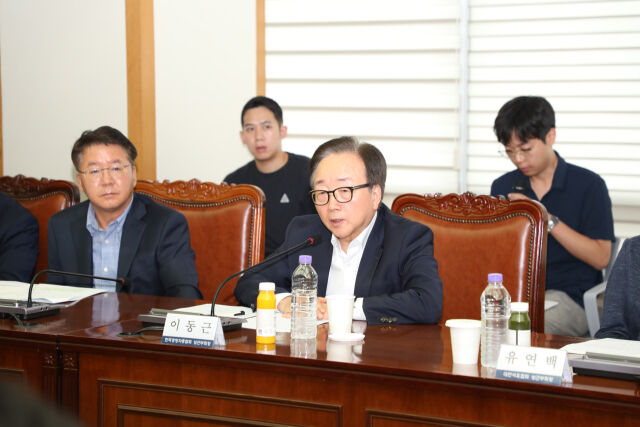 이동근 한국경영자총협회 상근부회장이 30일 서울 마포구 경총회관에서 13개 주력 산업 대표 단체들과 함께 '노동조합법 개정 중지 촉구 업종별단체 공동성명'을 발표하고 질의응답을 하고 있다. /경총