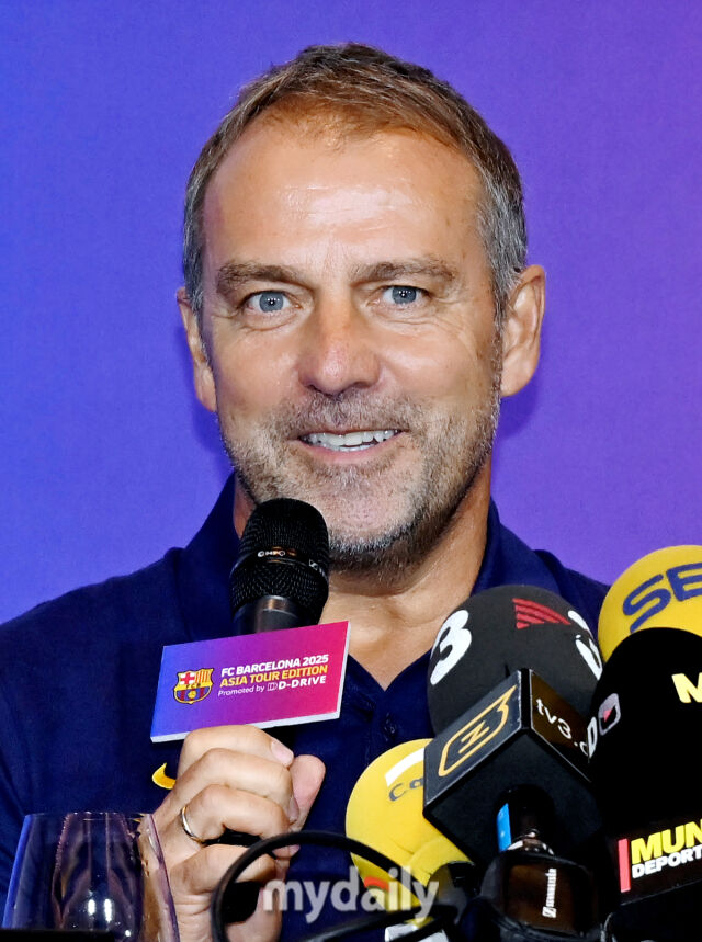 FC 바르셀로나 한지 플릭 감독이 30일 오후 서울 광화문 포시즌스호텔에서 진행된 'FC 바르셀로나 2025 아시아투어 에디션' 기자회견에서 이야기를 하고 있다./송일섭 기자