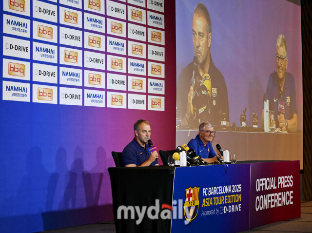 FC 바르셀로나 한지 플릭 감독이 30일 오후 서울 광화문 포시즌스호텔에서 진행된 'FC 바르셀로나 2025 아시아투어 에디션' 기자회견에서 이야기를 하고 있다./송일섭 기자