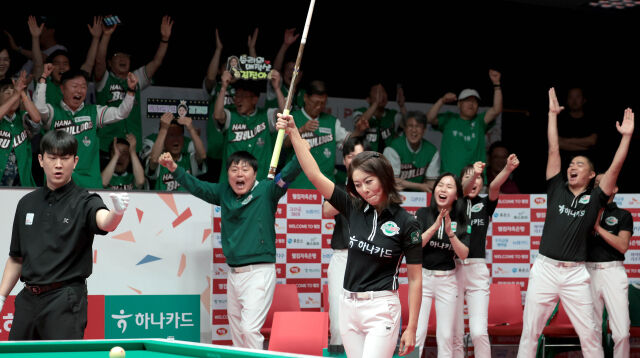 김가영이 1라운드 우승을 확정하는 샷을 성공하고 큐를 번쩍 들어올리고 있다./PBA