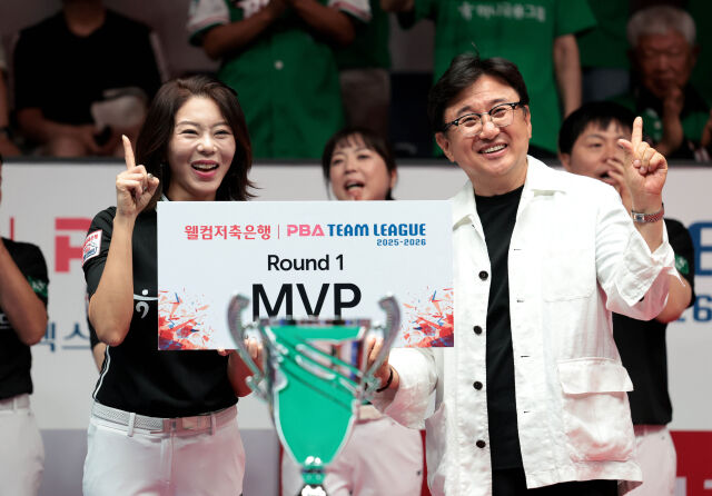 하나카드 김가영(왼쪽)이 1라운드 MVP를 수상하고 있다. 오른쪽은 PBA 장상진 부총재./PBA