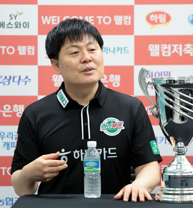 하나카드 리더 김병호가 우승 직후 기자회견에서 인터뷰를 하고 있다./PBA