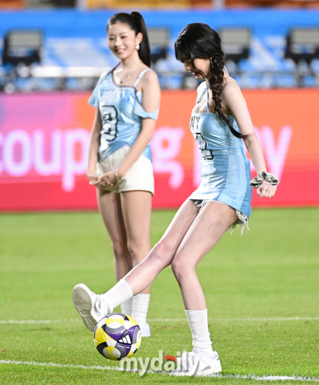2025년 7월 30일 오후 경기도 수원월드컵경기장에서 쿠팡플레이 시리즈 '팀K리그와 뉴캐슬 유나이티드 FC'의 경기가 열렸다.<br><br>가수 아이브 장원영이 시축하고 있다.<br> 