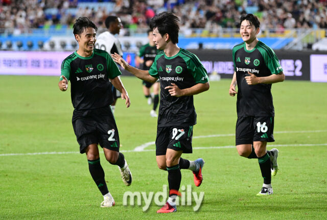 2025년 7월 30일 오후 경기도 수원월드컵경기장에서 쿠팡플레이 시리즈 '팀K리그와 뉴캐슬 유나이티드 FC'의 경기가 열렸다. 팀K리그 김진규가 전반전 선제골을 넣고 기뻐하고 있다./수원월드컵경기장=유진형 기자