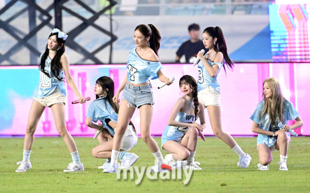 2025년 7월 30일 오후 경기도 수원월드컵경기장에서 쿠팡플레이 시리즈 '팀K리그와 뉴캐슬 유나이티드 FC'의 경기가 열렸다.<br><br>아이브가 하프타임 공연을 하고 있다.<br>