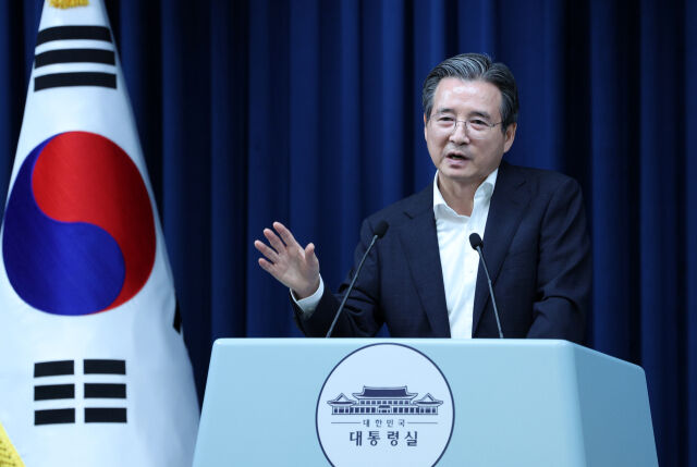 김용범 대통령실 정책실장이 31일 서울 용산 대통령실 청사에서 관세 협상 타결 관련 브리핑을 하며 출입기자 질문에 답하고 있다. /뉴시스