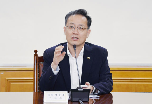 이형일 기획재정부 차관이 31일 서울 중구 은행회관에서 열린 ‘거시경제금융회의’를 주재하고 있다./기획재정부