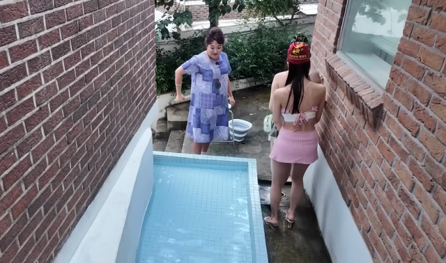 사진과 다른 수영장을 제공한 장면 / 유튜브 채널 핫이슈지 캡처