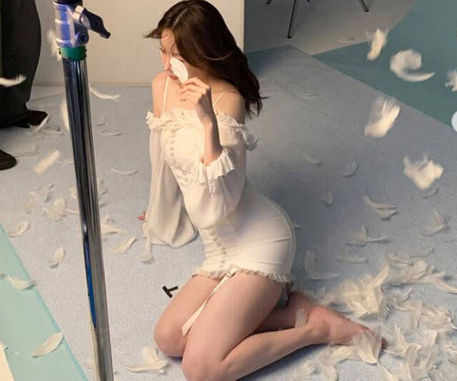 강민경이 섹시한 포즈로 남성 팬들의 마음을 설레게 만들었다. / 강민경 소셜미디어 
