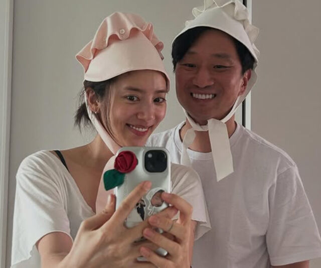 손담비와 이규혁이 딸 해이의 모자를 써보고 있다. / 손담비 소셜미디어