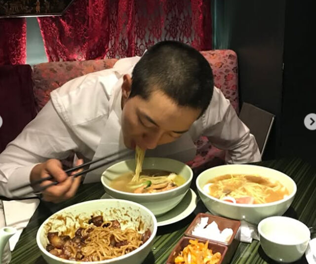 이정신이 머리를 짧게 자르고 중국집에서 3그릇을 홀로 먹고 있다. / 이정신 소셜미디어