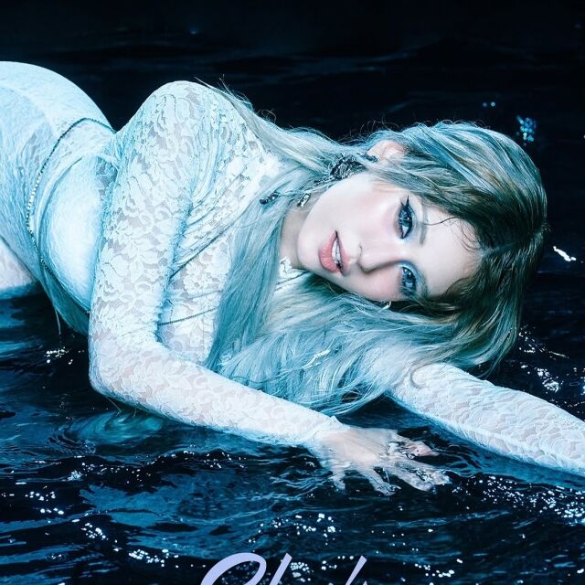 전소미 두 번째 미니 앨범 'Chaotic & Confused(카오틱 & 컨퓨즈드)' 포스터./ 더블랙레이블