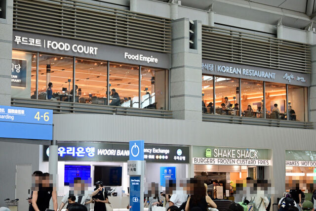 인천공항 우리은행 창구. /곽경훈 기자