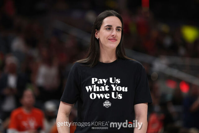 WNBA 올스타 선수들이 연봉 인상을 요구하는 티셔츠를 입고 있다./게티이미지코리아