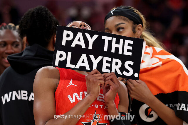 WNBA 올스타 선수들이 연봉 인상을 요구하는 티셔츠를 입고 있다./게티이미지코리아