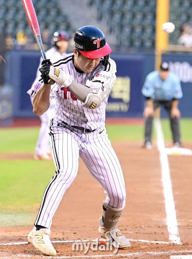2025년 7월 31일 오후 서울 잠실구장에서 열린 '2025 신한 SOL뱅크 KBO 리그' KT 위즈와 LG 트윈스의 경기. LG 손용준이 3회말 1사 1.3루서 KT 선발투수 헤이수스의 투구에 헤드샷을 당하고 있다./잠실=유진형 기자