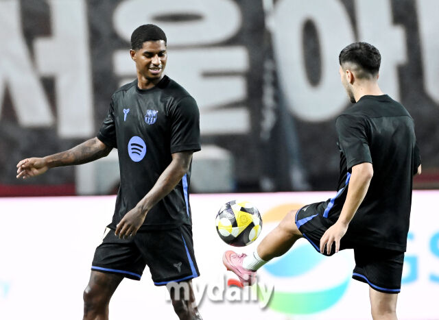 FC바르셀로나 래시포드가 31일 오후 서울 상암동 서울월드컵경기장에서 진행된 'FC 바르셀로나 2025 아시아투어 에디션' FC바르셀로나와 FC서울의 경기전 훈련에 나서고 있다./마이데일리