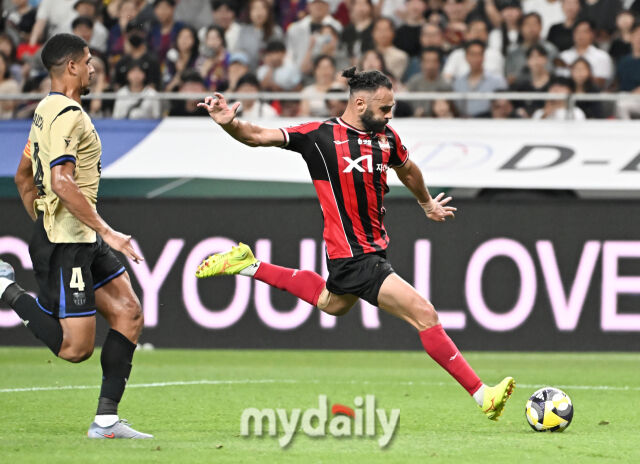 FC서울 야잔이 31일 오후 서울 상암동 서울월드컵경기장에서 진행된 'FC 바르셀로나 2025 아시아투어 에디션' FC바르셀로나와 FC서울의 경기에서 전반 추가시간 동점골을 터뜨리고 있다./송일섭 기자