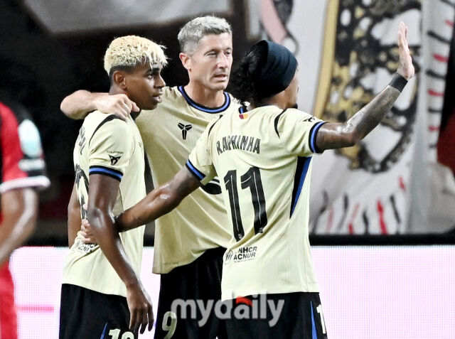 FC바르셀로나 레반도프스키가 31일 오후 서울 상암동 서울월드컵경기장에서 진행된 'FC 바르셀로나 2025 아시아투어 에디션' FC바르셀로나와 FC서울의 경기에서 전반8분 선제골을 넣은 뒤 환호하고 있다./송일섭 기자