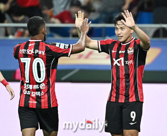 FC서울 조영욱이 31일 오후 서울 상암동 서울월드컵경기장에서 진행된 'FC 바르셀로나 2025 아시아투어 에디션' FC바르셀로나와 FC서울의 경기에서 전반26분 만회골을 터뜨린 뒤 환호하고 있다./송일섭 기자
