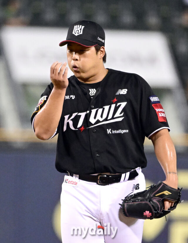 2025년 7월 31일 오후 서울 잠실구장에서 열린 '2025 신한 SOL뱅크 KBO 리그' KT 위즈와 LG 트윈스의 경기.<br><br>KT 강백호가 8회말 구원등판해 투구를 준비하고 있다.<br> 