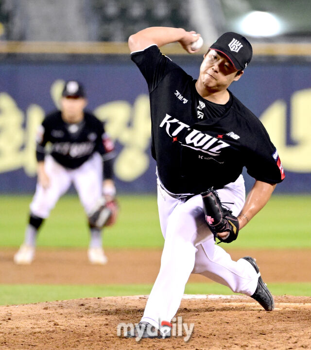 2025년 7월 31일 오후 서울 잠실구장에서 열린 '2025 신한 SOL뱅크 KBO 리그' KT 위즈와 LG 트윈스의 경기.<br><br>KT 강백호가 8회말 구원등판해 역투하고 있다.<br> 