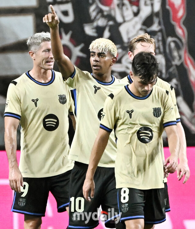 FC바르셀로나 라민 야말이 31일 오후 서울 상암동 서울월드컵경기장에서 진행된 'FC 바르셀로나 2025 아시아투어 에디션' FC바르셀로나와 FC서울의 경기에서 전반 추가시간 추가골을 터뜨린 뒤 환호하고 있다./송일섭 기자