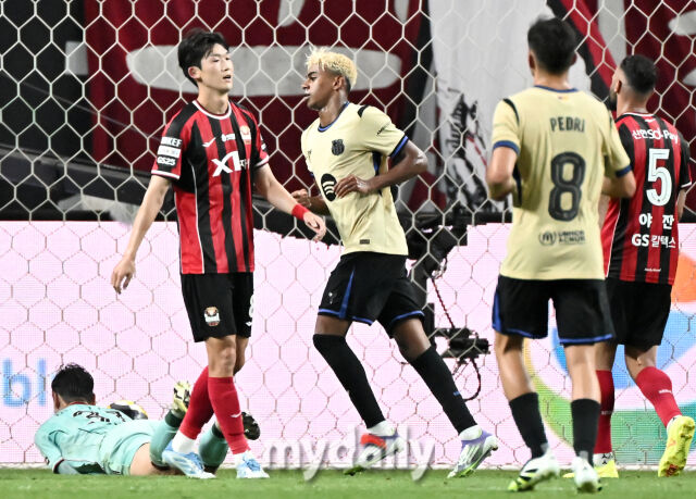 FC바르셀로나 라민 야말이 31일 오후 서울 상암동 서울월드컵경기장에서 진행된 'FC 바르셀로나 2025 아시아투어 에디션' FC바르셀로나와 FC서울의 경기에서 전반 추가시간 추가골을 터뜨리고 있다./송일섭 기자