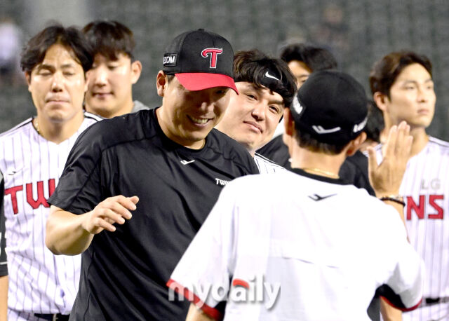 2025년 7월 31일 오후 서울 잠실구장에서 열린 '2025 신한 SOL뱅크 KBO 리그' KT 위즈와 LG 트윈스의 경기. LG 김현수가 18-0으로 승리한 뒤 염경엽 감독과 기뻐하고 있다./잠실=유진형 기자