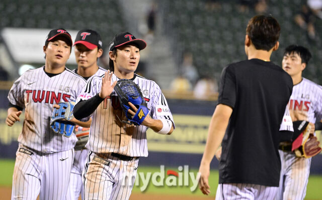 2025년 7월 31일 오후 서울 잠실구장에서 열린 '2025 신한 SOL뱅크 KBO 리그' KT 위즈와 LG 트윈스의 경기.<br><br>LG 신민재가 18-0으로 승리한 뒤 기뻐하고 있다./마이데일리