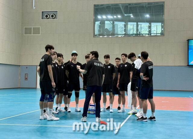 석진욱 감독이 지휘하는 한국 U21 남자배구대표팀이 세계선수권을 앞두고 구슬땀을 흘리고 있다./오산=이보미 기자