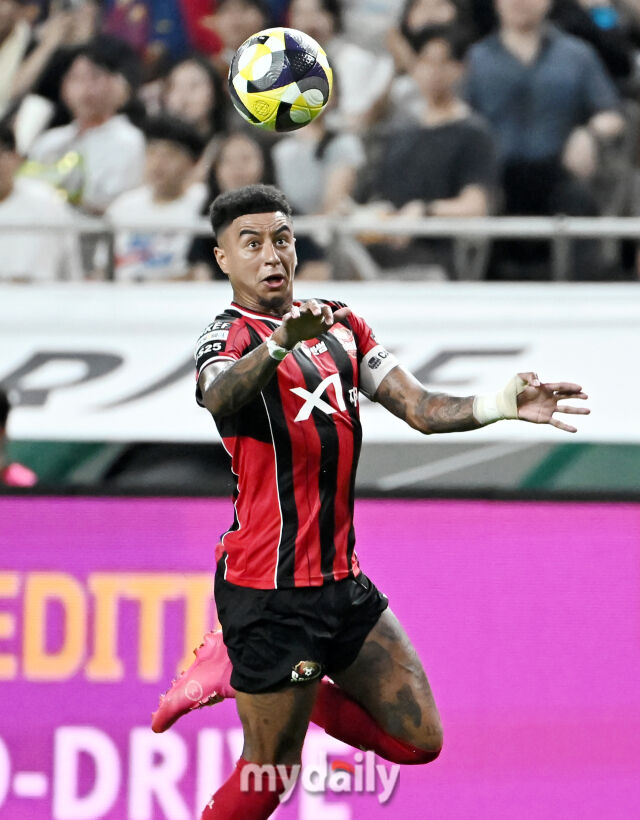 FC서울 린가드가 31일 오후 서울 상암동 서울월드컵경기장에서 진행된 'FC 바르셀로나 2025 아시아투어 에디션' FC바르셀로나와 FC서울의 경기에서 공을 받아내고 있다./송일섭 기자