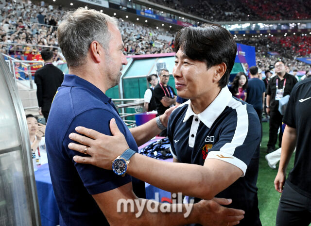 FC바르셀로나 한지 플릭 감독(왼쪽)과 FC서울 김기동 감독이 31일 오후 서울 상암동 서울월드컵경기장에서 진행된 'FC 바르셀로나 2025 아시아투어 에디션' FC바르셀로나와 FC서울의 경기에서 인사를 나누고 있다./송일섭 기자