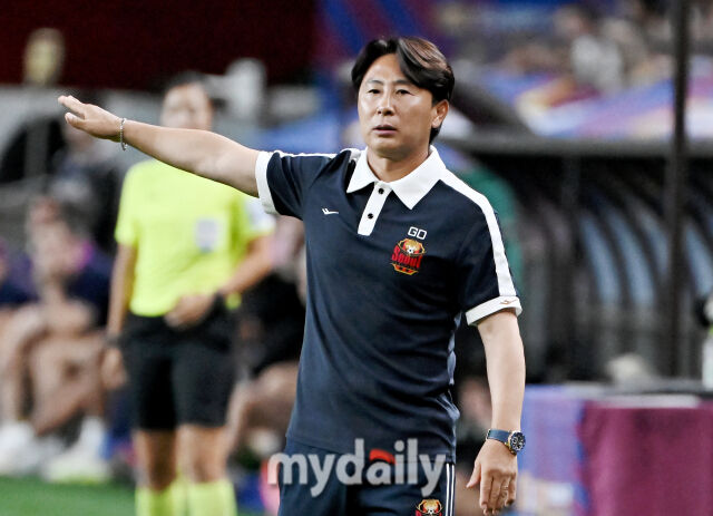 FC서울 김기동 감독이 31일 오후 서울 상암동 서울월드컵경기장에서 진행된 'FC 바르셀로나 2025 아시아투어 에디션' FC바르셀로나와 FC서울의 경기에서 선수들에 지시를 하고 있다./송일섭 기자