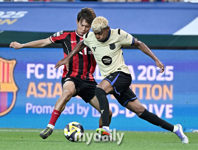 FC서울 김진수가 31일 오후 서울 상암동 서울월드컵경기장에서 진행된 'FC 바르셀로나 2025 아시아투어 에디션' FC바르셀로나와 FC서울의 경기에서 라민 야말의 공을 뺐어내고 있다./송일섭 기자