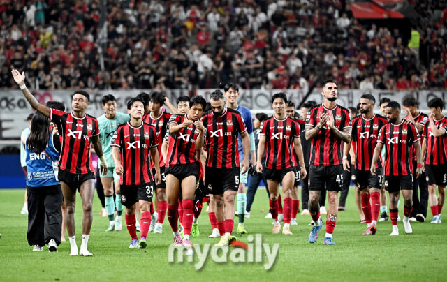 31일 오후 서울 상암동 서울월드컵경기장에서 진행된 'FC 바르셀로나 2025 아시아투어 에디션' FC바르셀로나와 FC서울의 경기에서 FC바르셀로나가 7-3으로 승리했다. FC서울 선수들이 관중들에 인사를 하고 있다./송일섭 기자
