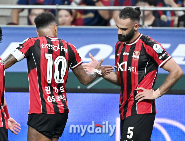 FC서울 야잔(오른쪽)이 31일 오후 서울 상암동 서울월드컵경기장에서 진행된 'FC 바르셀로나 2025 아시아투어 에디션' FC바르셀로나와 FC서울의 경기에서 전반 추가시간 동점골을 넣은 뒤 린가드와 환호하고 있다.송일섭 기자