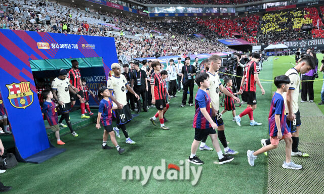 FC바르셀로나 선수들이 31일 오후 서울 상암동 서울월드컵경기장에서 진행된 'FC 바르셀로나 2025 아시아투어 에디션' FC바르셀로나와 FC서울의 경기에서 경기장에 들어서고 있다./송일섭 기자