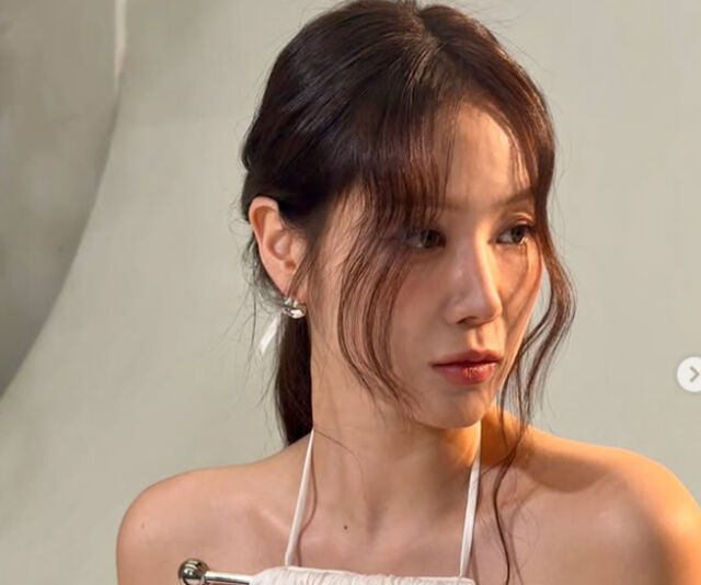 소유가 뽀얀 속살을 드러내고 아름다운 모습으로 사진을 찍고 있다. / 소유 소셜미디어