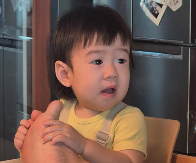 이은형의 아들 현조가 강재준의 엄지 발가락을 쪽쪽이로 생각해 경악케 했다. / 이은형 소셜미디어 