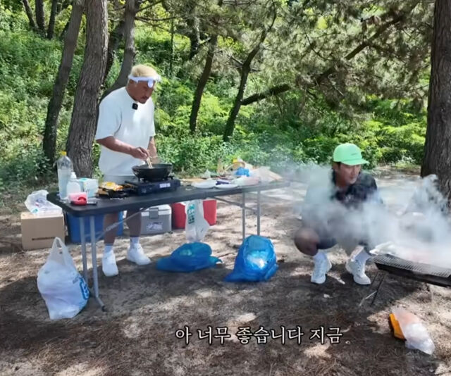 하정우와 추성훈은 무인도에서 식사 준비에 한참이다. / 유튜브 '추성훈'