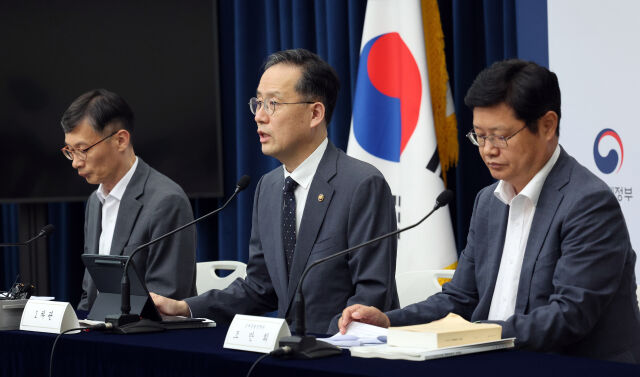이형일 기획재정부 1차관이 지난달 29일 세종시 정부세종청사에서 2025년 세제개편안을 발표하고 있다. /뉴시스