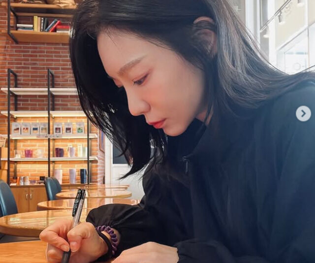 신소율이 부모님께 드릴 편지를 쓰고 있다. / 신소율 소셜미디어
