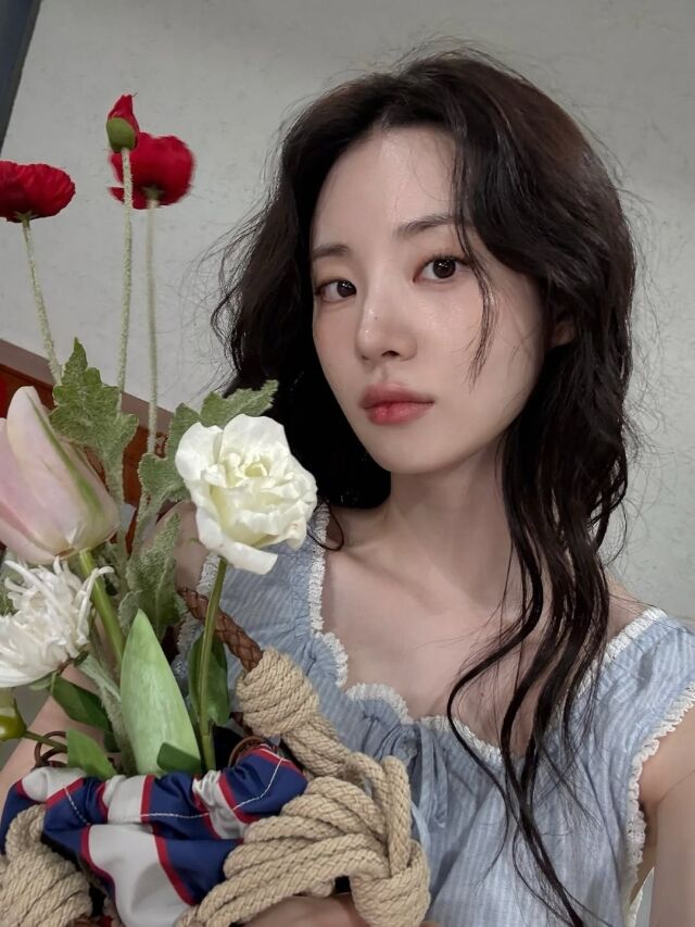 꽃다발을 든 배우 신시아./신시아 소셜미디어