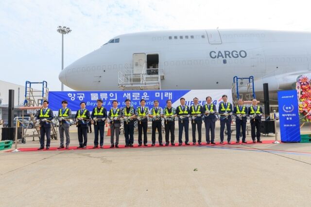 1일 오전 인천공항 화물기 주기장에서 미주행 첫 화물기편 출항을 기념하는 출항식에 참석한 에어제타 김관식대표(오른쪽에서 여섯 번째)와 주주사 소시어스 이병국 대표(왼쪽에서 다섯 번째)가 한국투자파트너스, 인천공항공사 관계자들과 함께 테이프 컷팅을 하고 있다. /에어제타