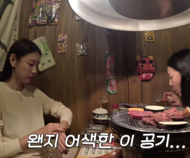 한혜진과 언니는 지갑이 없어진 것을 알고 말없이 밥만 먹었다. / 유튜브 '한혜진'