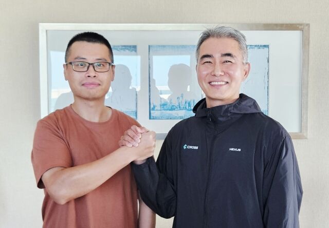 1일 중국 상하이에서 첸거 대표(왼쪽)와 장현국 넥써쓰 대표가 기념촬영을하고 있다. /넥써쓰