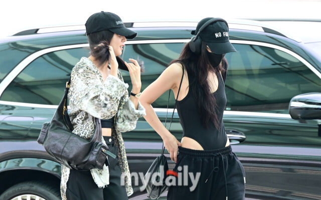 제니가 골반까지 내려오는 바지를 살짝 잡으며 출국장으로 이동하고 있다.