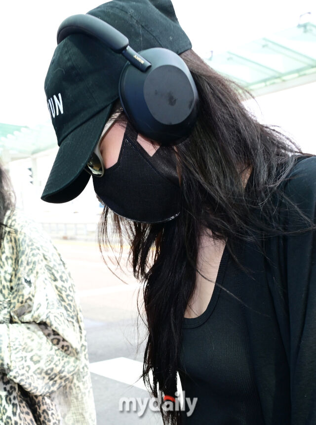 모자와 마스크 그리고 선글라스로 꽁꽁 가린 제니.
